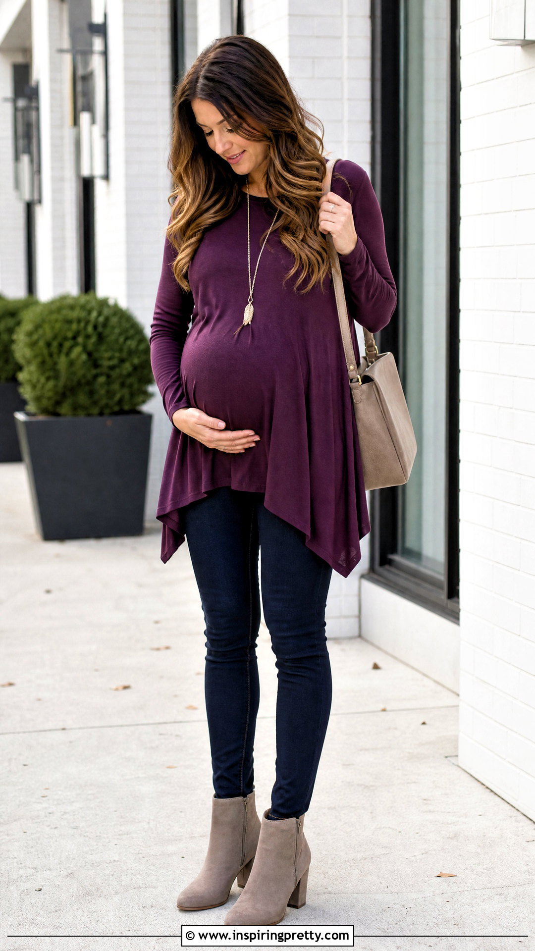 Asymmetrical Top And Skinny Jeans Pregnancy Outfit - 25 tops to hide pregnancy outfit ideas