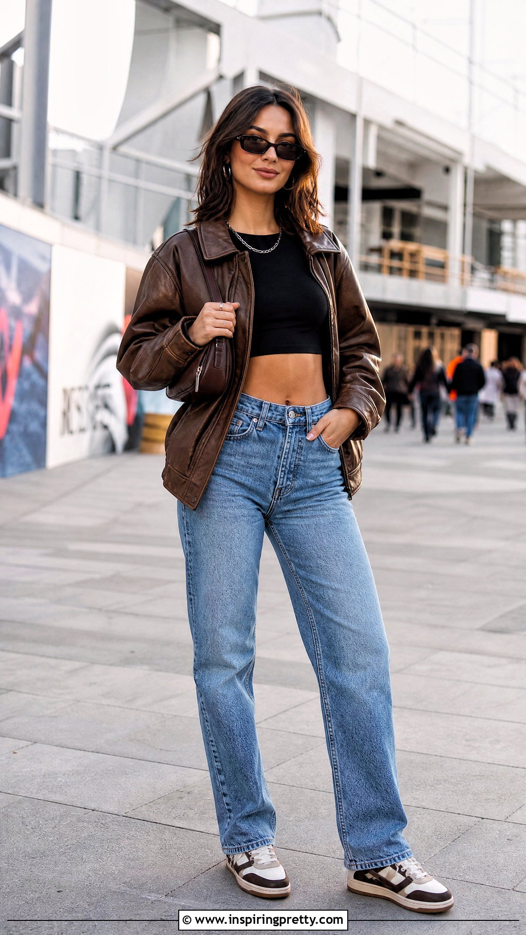 Crop Top With Leather Jacket And Jeans - 50 outfits con crop tops