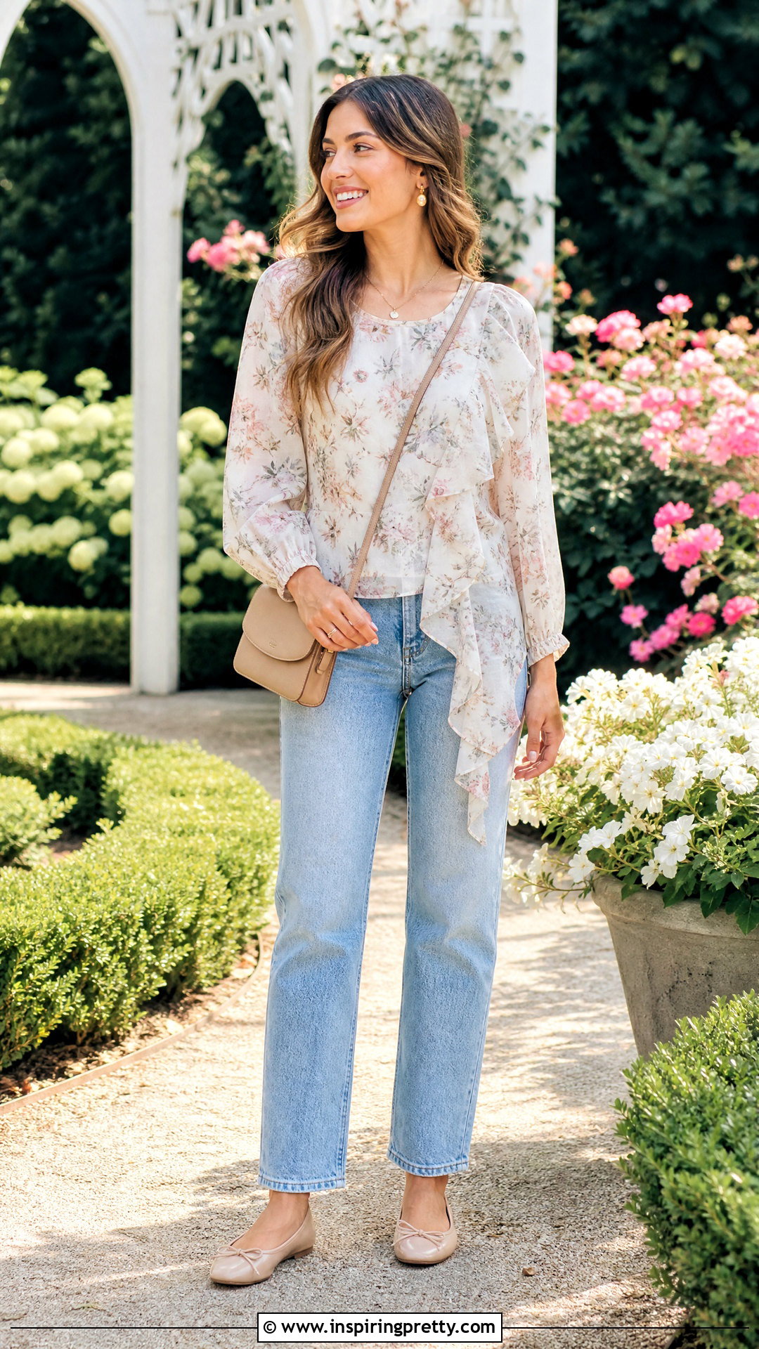 Floral Asymmetrical Top With Light Wash Jeans - 50 tops asimetricos outfit ideas