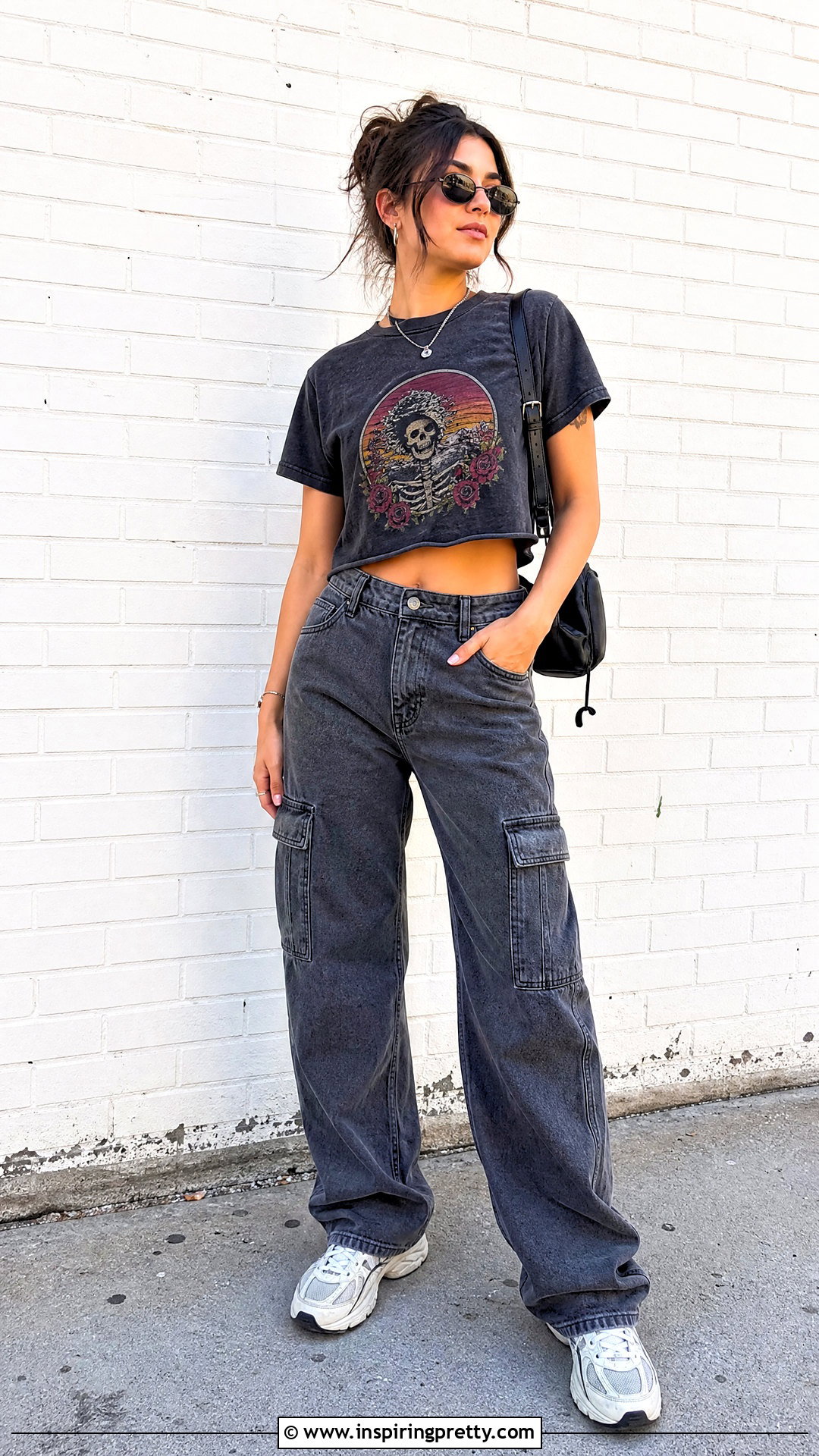 Graphic Crop Top With Cargo Jeans - 50 como hacer tops cortos