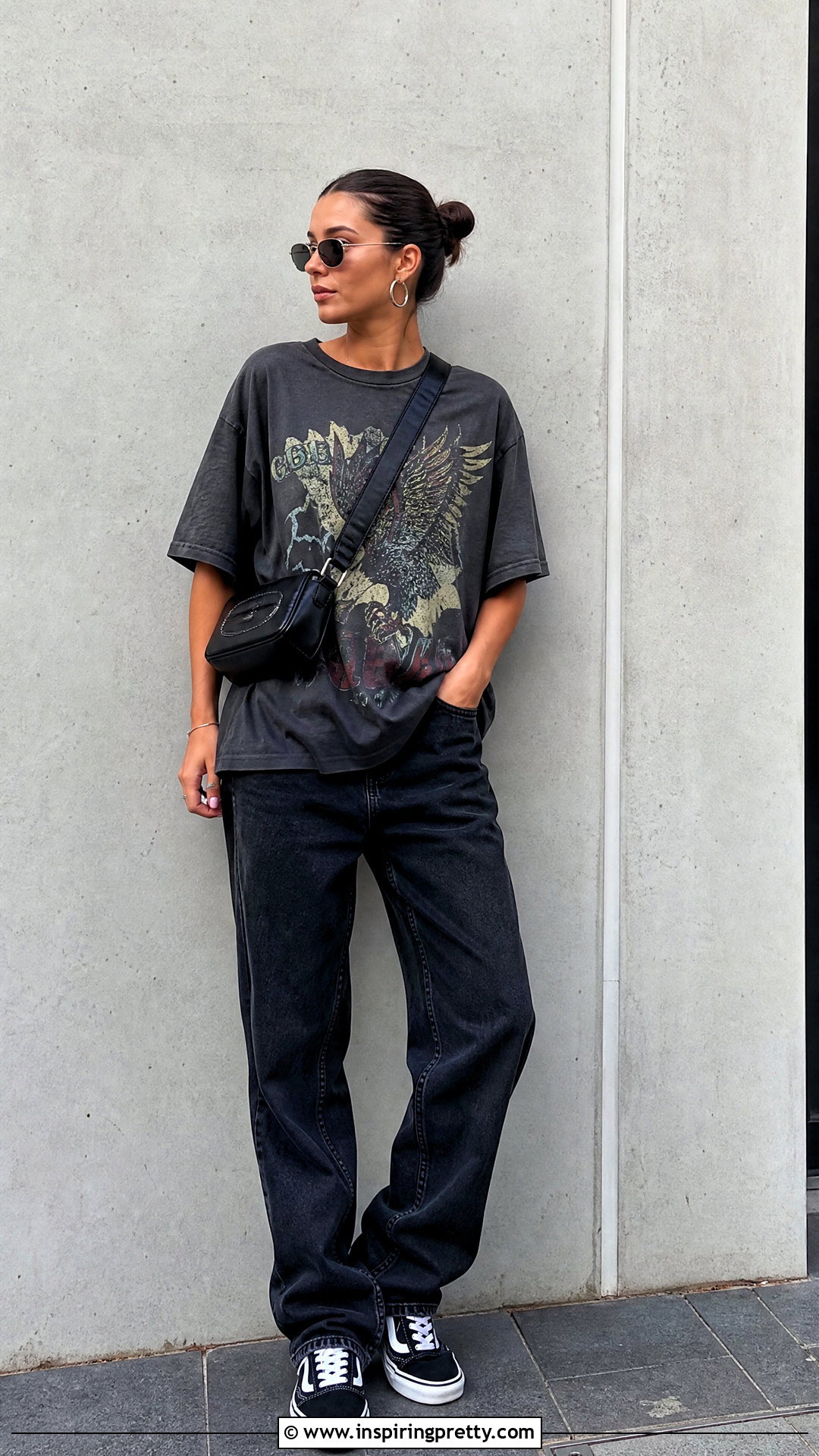 Graphic Short Sleeve Top With Black Jeans - 50 short sleeve top outfit ideas