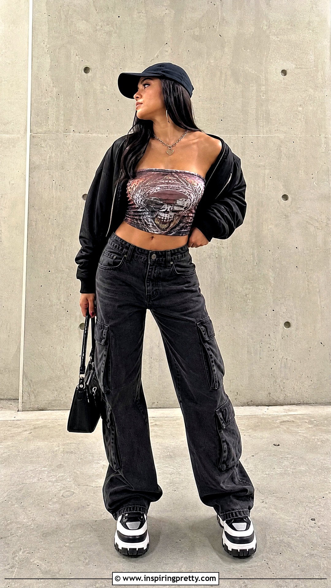 Graphic Tube Top With Cargo Jeans - 50 cute tube tops outfit ideas
