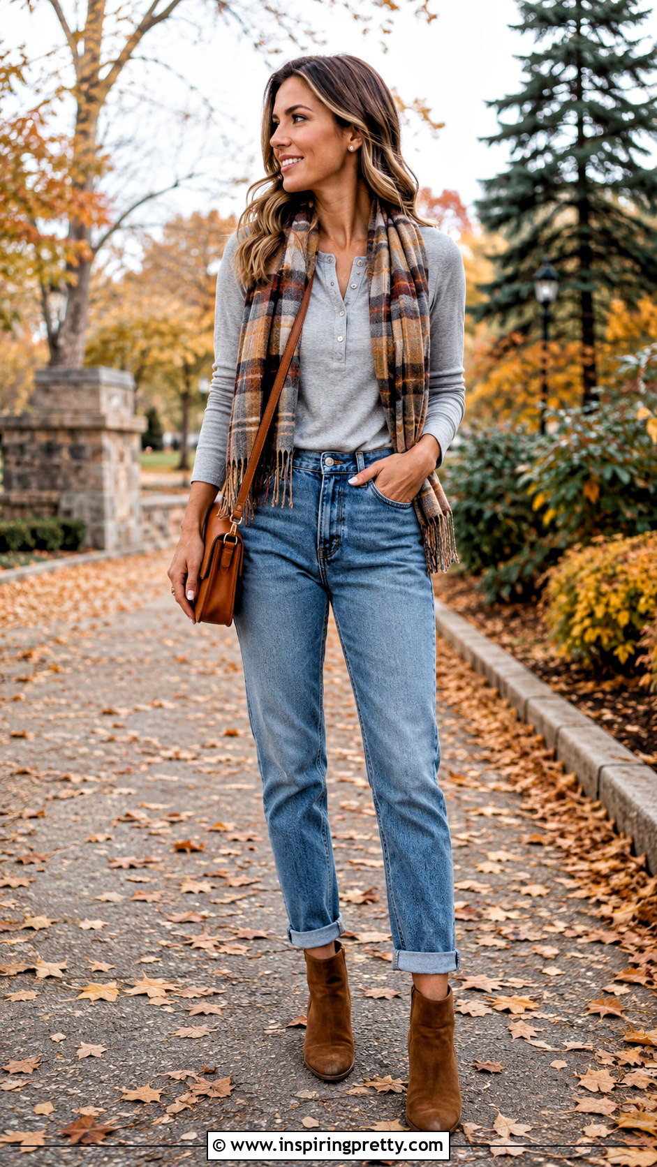 Grey Henley Top And Mom Jeans - 50 grey top and jeans outfit ideas