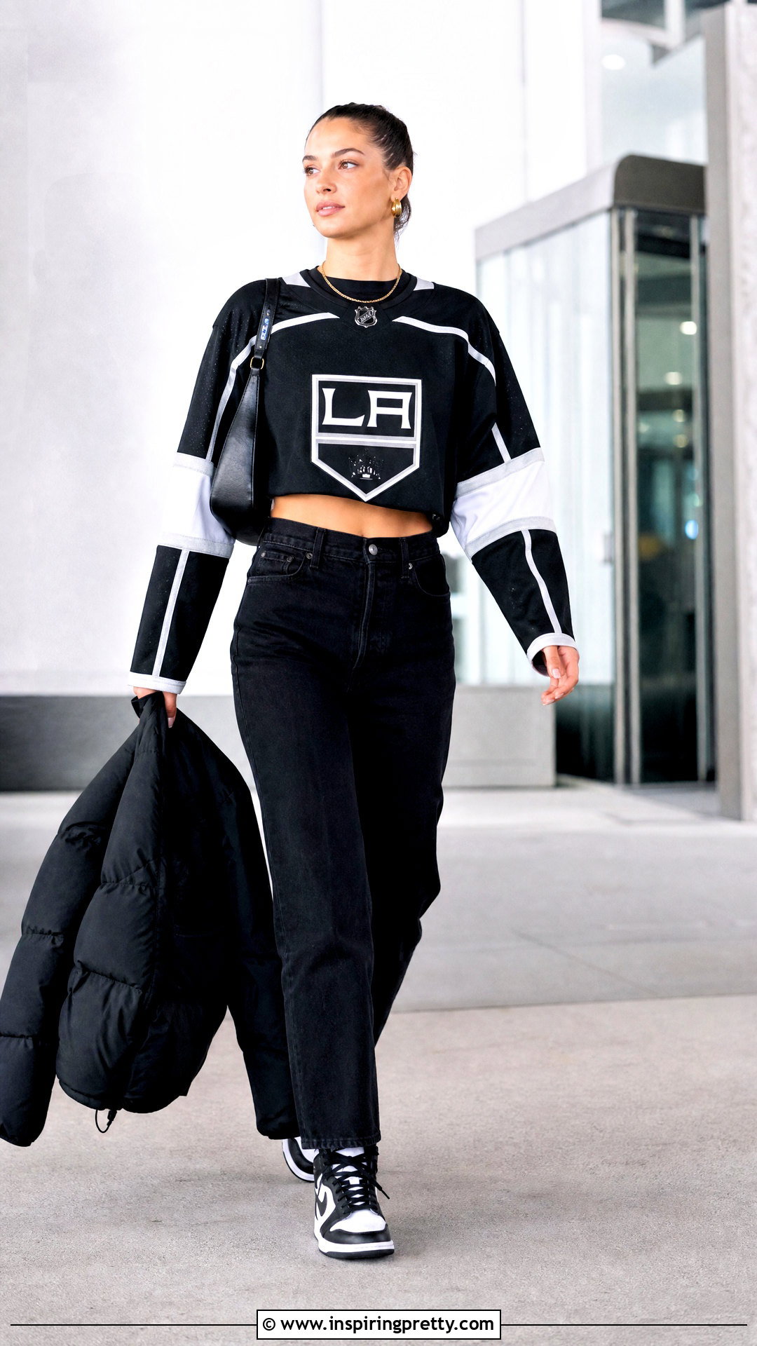 Hockey Jersey Crop Top With Black Jeans - 50 jersey crop top outfit ideas